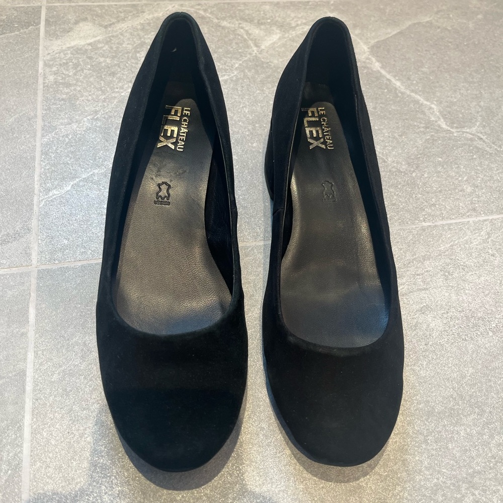 Black shoes Le Château.